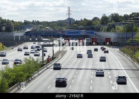 Verkehr, Mobilität, Autos unterwegs im Sommer auf der A7 vor der Autobahnüberführung Stellingen, Hamburg, Deutschland, Europa Stockfoto