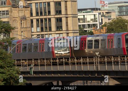 U-Bahn, Hamburger Verkehrsverbund HVV, Nahverkehr, Bahnlinie im Abendlicht mit fahrenden Zügen der U-Bahn-Linie U3 auf der VI Stockfoto