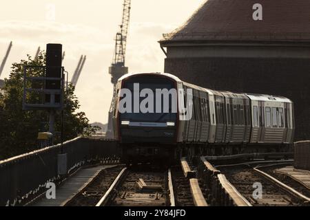 U-Bahn, Hamburger Verkehrsverbund HVV, Nahverkehr, Bahnstrecke im Abendlicht mit fahrendem Zug der U-Bahn-Linie U3 am Bau Stockfoto