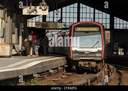 U-Bahn, Hamburger Verkehrsverbund HVV, Nahverkehr, Zug der U-Bahn-Linie U3 am Eingang am Bahnsteig der Baumwall-Haltestelle Ha Stockfoto