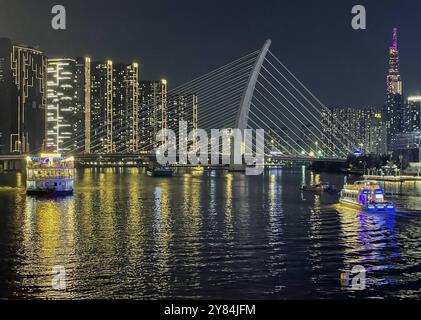 Skyline Saigon, beleuchtete Wolkenkratzer und Brücke Cau Ba Son über den Fluss Song Sai Gon bei Nacht, Ho Chi Minh City, Vietnam, Asien Stockfoto