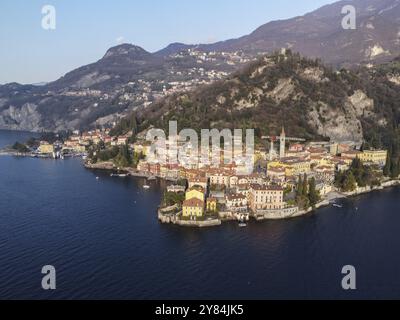 Blick aus der Vogelperspektive auf Varenna, ein Dorf am Comer See Stockfoto