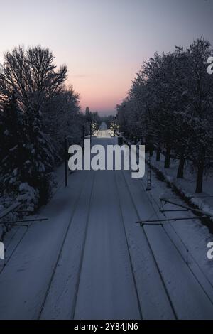 Bahngleise und Umgebung unter Wintersonne mit Schnee bedeckt, Allensbach, Bodensee, Baden-Württemberg, Deutschland, Europa Stockfoto