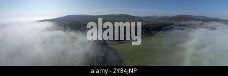 Küstennebel in den schottischen Highlands mit Hügeln, Drohnenbild, Broch of Ousdale, Berriedale, Schottland, Großbritannien Stockfoto