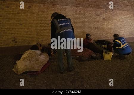 Deutschland, Berlin, 25. November 2018, Berlin City Mission Kaltwetterbus, drei Obdachlose in Schlafsäcken, Tunnel unter der Moltke-Brücke an der Stockfoto