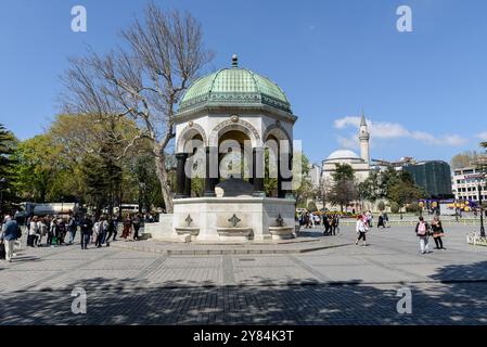 ISTANBUL - 8. APRIL 2024: Touristen besuchen den Deutschen Brunnen in Istanbul, Türkei. Erbaut zum Gedenken an den Besuch des deutschen Kaisers Wilhelm II. In Sultanah Stockfoto