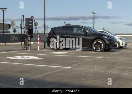 Mobilität, E-Charging Hamburg, Autos an Ladestationen, Ladestation für Elektrofahrzeuge auf dem Parkdeck des MediaMarkt Tech Village, Hambu Stockfoto