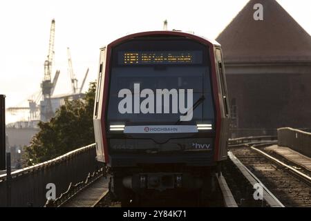 U-Bahn, Hamburger Verkehrsverbund HVV, Nahverkehr, Bahnstrecke im Abendlicht mit fahrendem Zug der U-Bahn-Linie U3 am Bau Stockfoto