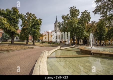 Alte, wunderschön eingerichtete Gebäude in einem historischen Stadtzentrum. Bild vom Stadtzentrum der Stadt Pecs, Del-Dunantul, Ungarn Stockfoto