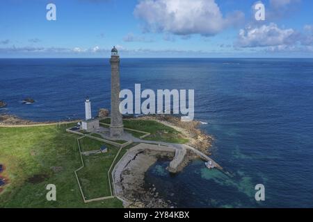 Insel Ile Vierge aus der Vogelperspektive mit Leuchttürmen Phare de l'Ile Vierge, dem alten Leuchtturm von 1845 und dem neuen Leuchtturm von 1902, mit 82, 5 Meter höchsten Stockfoto