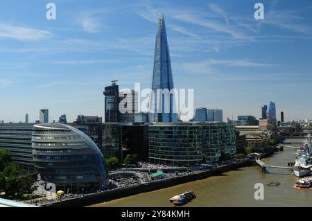 Blick von der Tower Bridge zum Shard Tower in London England Großbritannien an Einem wunderschönen Sommertag mit klarem blauen Himmel Stockfoto