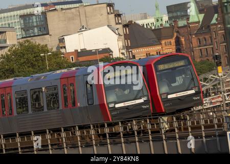 U-Bahn, Hamburger Verkehrsverbund HVV, Nahverkehr, Bahnlinie im Abendlicht mit fahrenden Zügen der U-Bahn-Linie U3 auf der VI Stockfoto