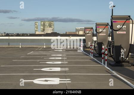 Mobilität, E-Charging Hamburg, Ladestationen, Ladestation für Elektrofahrzeuge auf dem Parkdeck des MediaMarkt Tech Village, Hamburg, Keim Stockfoto