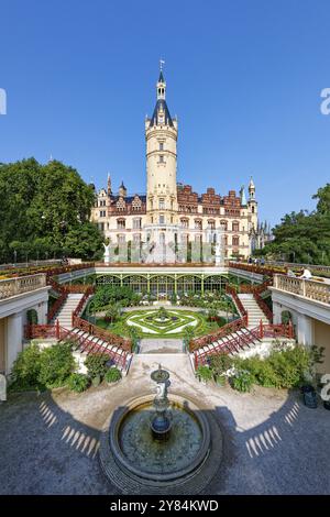 Weltkulturerbe Schweriner Residenzensemble, Schweriner Schloss und Schlosspark, mit beeindruckendem Garten, Brunnen und symmetrischen Stufen, unter einem B Stockfoto