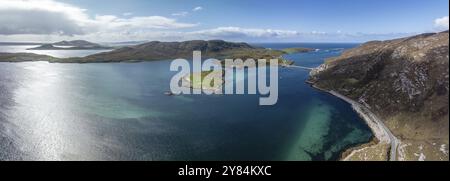 Causeway, Damm nach Vatersay, Drohnenschuss, Caolas, Isle of Barra, Hebriden, Schottland, Großbritannien Stockfoto