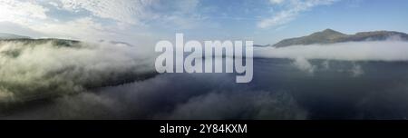 Morgennebel über Loch Linnhe an den Narrows nahe Ardgour, Drohnenbild, Western Highlands, Schottland, Großbritannien Stockfoto