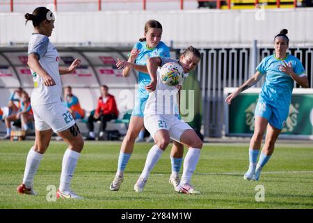 Kiew, Ukraine. Oktober 2024. Kiew, Ukraine 02. Oktober 2024 Iryna VASYLYUK (27 Obolon) Battle um den Ball mit Savkina Viktiria (7 Ladomyr) während des Spiels ukrainische Fußball-Meisterschaft Frauen in der höheren Liga zwischen Obolon und Ladomyr in der Obolon Arena in Kiew, Ukraine (KUBANOV PAVLO UKR/SPP) Credit: SPP Sport Pressefoto. /Alamy Live News Stockfoto