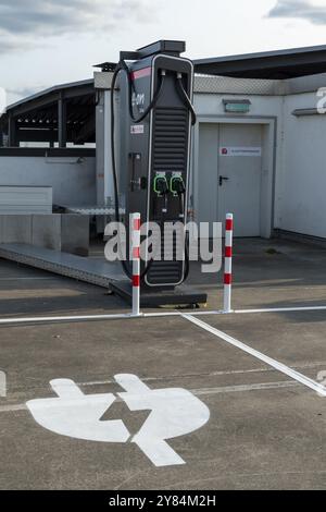 Mobilität, E-Charging Hamburg, Ladestation, Ladestation für Elektrofahrzeuge auf dem Parkdeck des MediaMarkt Tech Village, Hamburg, Germa Stockfoto