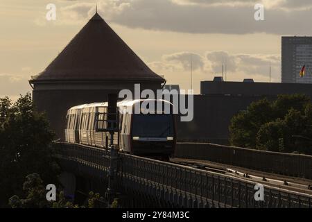 U-Bahn, Hamburger Verkehrsverbund HVV, Nahverkehr, Bahnlinie im Abendlicht mit fahrendem Zug der U-Bahn-Linie U3 auf der Via Stockfoto