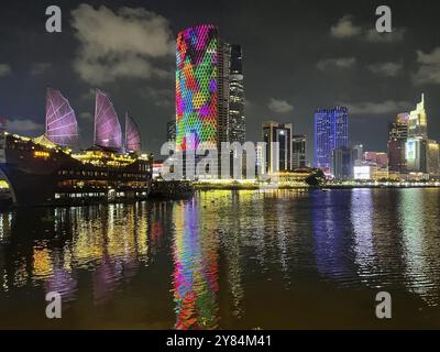 Skyline Saigon, beleuchtete Wolkenkratzer im Zentrum mit Bitexo Tower am Song Sai Gon Fluss bei Nacht, Ho Chi Minh Stadt, Vietnam, Asien Stockfoto