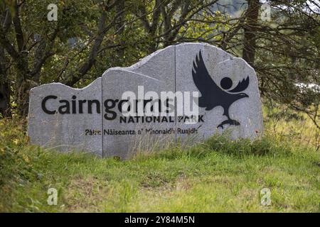 Beschilderung am Straßenrand, Cairngorms National Park, Grantown-on-Spey, Highlands, Schottland, Großbritannien Stockfoto