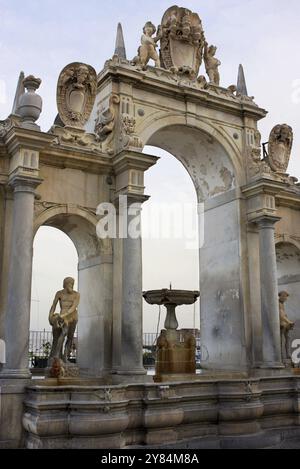 Der Fontana del Gigante oder der Riesenbrunnen ist ein monumentaler Brunnen in Neapel. Sie wurde im 17. Jahrhundert von Michelangelo Naccherino an entworfen Stockfoto