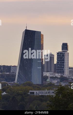 Zwei Wahrzeichen der Stadt Frankfurt am Main: Die Europäische Zentralbank (EZB) und der Henninger Turm, Lohrberg, Frankfurt am Main, Hessen, Deutschland, Stockfoto