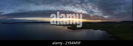 Sonnenuntergang mit Wolkenband an der Küste von Scapa Flow mit Blick auf die Insel Hoy, Drohnenaufnahme, Orphir, Orkney, Schottland, Großbritannien Stockfoto