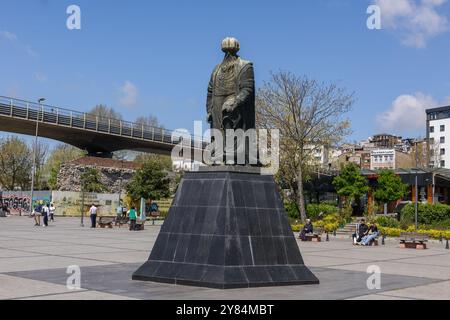 ISTANBUL, TÜRKEI - 8. APRIL 2024: Statue des Architekten Mimar Koca Sinan in Istanbul, Türkei. Das UNESCO-Weltkulturerbe der Selimiye-Moschee, erbaut Stockfoto