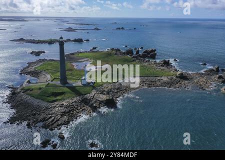 Insel Ile Vierge aus der Vogelperspektive mit Leuchttürmen Phare de l'Ile Vierge, dem alten Leuchtturm von 1845 und dem neuen Leuchtturm von 1902, mit 82, 5 Meter höchsten Stockfoto