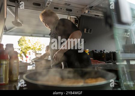 Mobiler Food Truck, Fastfood, Pommes Frites und Burger vor Ort Stockfoto