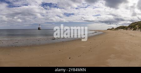 Leuchtturm im Meer, Rattray Head Lighthouse, Peterhead, Aberdeenshire, Schottland, Großbritannien Stockfoto