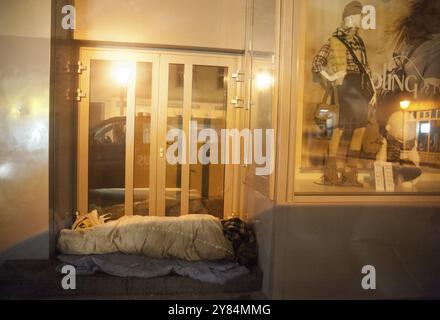 Deutschland, Berlin, 08.12.2012, Kaltbus der Berliner Stadtmission (Lehrter Bahnhof), holt Obdachlose, die in der Kälte liegen, auf und bringt sie zum Schiefer Stockfoto