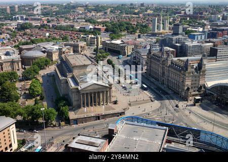 Blick vom St. Johns Beacon Tower zur St. George's Hall Liverpool England Großbritannien an Einem wunderschönen Sommertag mit klarem blauen Himmel Stockfoto