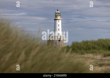 Leuchtturm im Meer, Rattray Head Lighthouse, Peterhead, Aberdeenshire, Schottland, Großbritannien Stockfoto