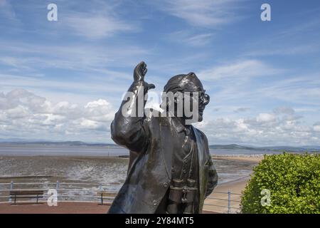 Morecambe Vereinigtes Königreich – 9. Juni 2019: Statue von Eric Morecambe mit blauem Himmel im Hintergrund Stockfoto