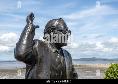 Morecambe Vereinigtes Königreich – 9. Juni 2019: Detail der Statue von Eric Morecambe mit blauem Himmel im Hintergrund Stockfoto