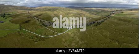 Ribblehead Viaduct, Eisenbahnviadukt in den Yorkshire Dales, Drohnenbild, Carnforth, England, Großbritannien Stockfoto