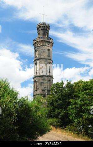 Nelson Monument auf Calton Hill Edinburgh Schottland Großbritannien an Einem wunderschönen Sommertag mit Ein paar Wolken im Himmel Stockfoto