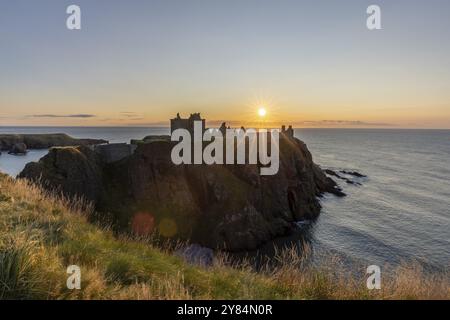 Dunnottar Castle, Burgruinen bei Sonnenaufgang auf den Klippen, Stonehaven, Aberdeenshire, Schottland, Großbritannien Stockfoto