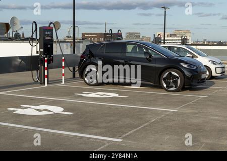 Mobilität, E-Charging Hamburg, Autos an Ladestationen, Ladestation für Elektrofahrzeuge auf dem Parkdeck des MediaMarkt Tech Village, Hambu Stockfoto