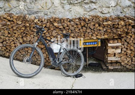 Ladestation für E-Bike bei Almhütte, Karwendelhaus, Alpenpark Karwendel, Tirol, Österreich, Europa Stockfoto