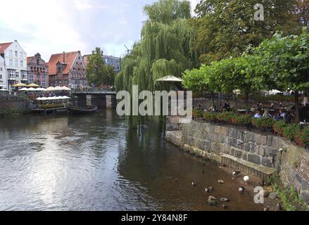 Malerischer Flussblick auf die historische Stadt Lüneburg in Deutschland, aufgenommen im September 2015 Stockfoto