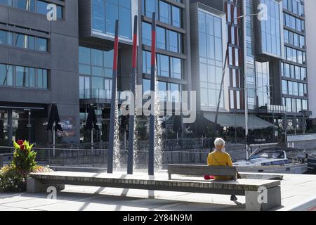 Frau auf einer Bank in Oslo, Norwegen, Europa Stockfoto