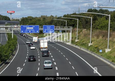 Verkehr, Mobilität, Autos unterwegs im Sommer auf der Autobahn A7 bei Stellingen in Richtung Schnelsen, Hamburg, Deutschland, Europa Stockfoto