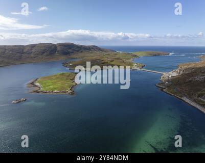 Causeway, Damm nach Vatersay, Drohnenschuss, Caolas, Isle of Barra, Hebriden, Schottland, Großbritannien Stockfoto