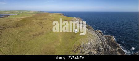 Roseness Leuchtturm und Klippen, Halbinsel Cornquoy, Drohnenschuss, Festland Orkney, Schottland, Großbritannien Stockfoto