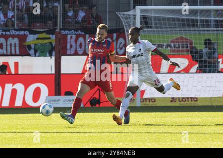 Fußballspiel, Kapitän Patrick MAINKA 1.FC Heidenheim links mit Pass nach links, Junior ADAMU SC Freiburg kommt zu spät, Fußballstadion Voith-A Stockfoto