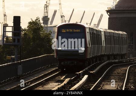 U-Bahn, Hamburger Verkehrsverbund HVV, Nahverkehr, Bahnstrecke im Abendlicht mit fahrendem Zug der U-Bahn-Linie U3 am Bau Stockfoto