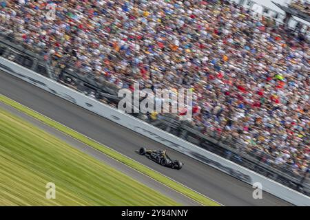 INDYCAR-Fahrer, ED CARPENTER (33) aus Indianapolis, Indiana, fährt während der Indianapolis 500 auf dem Indianapolis Motor Speedway in durch die Kurven Stockfoto